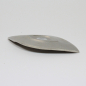 Preview: der ovale Kerzenteller ist aus Messing, silberfarben und vernickelt feine Linien verzieren den Kerzenteller wie ein Blatt Länge ca. 14cm, Breite ca. 8cm der glatte Teil, auf dem die Kerze steht, ist 6x4cm groß
