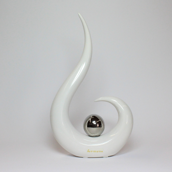 keramik-skulptur-weiss-mit-silberner-kugel-ca.15x26x5cm
