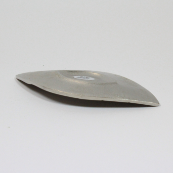 Preview: der ovale Kerzenteller ist aus Messing, silberfarben und vernickelt feine Linien verzieren den Kerzenteller wie ein Blatt Länge ca. 14cm, Breite ca. 8cm der glatte Teil, auf dem die Kerze steht, ist 6x4cm groß