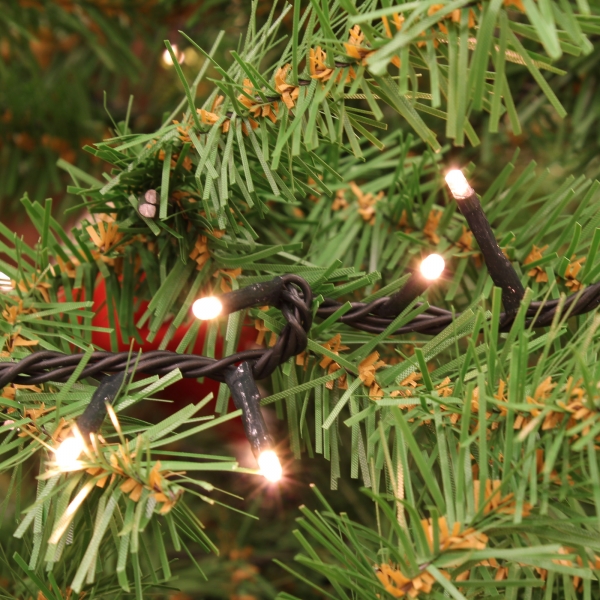detailbild-glow-kette-am-tannenbaum