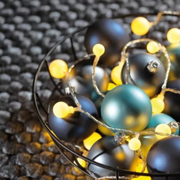 led-girlande-mit-weissen-beeren-in-3-groessen-240-led-lichter-farbton-warm-weiss-18mtr-lang