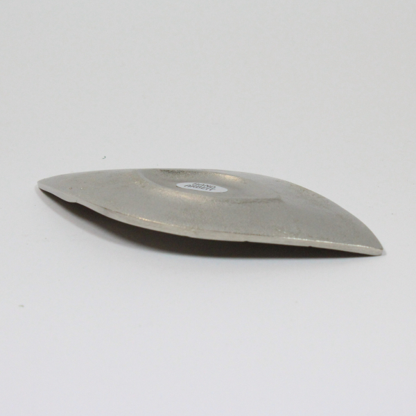 der ovale Kerzenteller ist aus Messing, silberfarben und vernickelt feine Linien verzieren den Kerzenteller wie ein Blatt Länge ca. 14cm, Breite ca. 8cm der glatte Teil, auf dem die Kerze steht, ist 6x4cm groß
